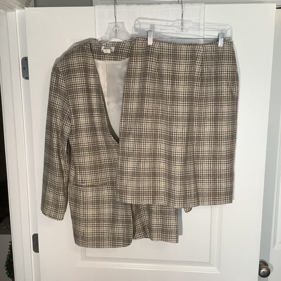 Maren Jackets & Blazers - Maren Ladies 2 Piece Skirt Suit Cream/ Tan Blazer Size Small/ Skirt Size 8